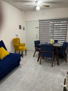 sala de estar con sofá, mesa y sillas en Casa en Vallarta 2 recamaras 