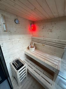 una sauna con un banco y un reloj en la pared en RheinMosel Glück Wellness en Koblenz