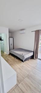 een slaapkamer met een bed in het midden van een kamer bij CASA DE TAMANDARÉ in Tamandaré