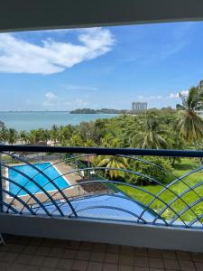 balcón con vistas al océano y a las palmeras en Norita Homestay PD, en Port Dickson