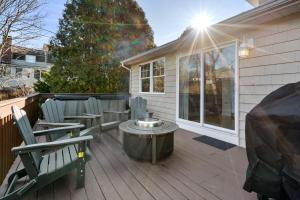 patio con sedie e tavolo su una terrazza di Hot Tub, Electric Bikes, Solo Stove, Projector, Smores a Marblehead