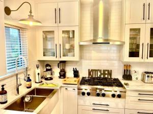 Η κουζίνα ή μικρή κουζίνα στο Corkscrew Willow Estate +48 φωτογραφίες