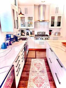 Η κουζίνα ή μικρή κουζίνα στο Corkscrew Willow Estate