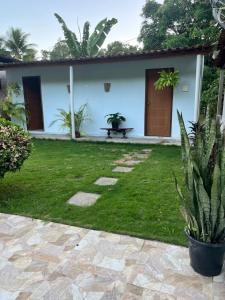 una casa con un patio con césped verde en Sítio em Marimbondo, en Marimbondo