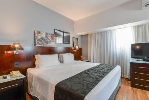 una camera d'albergo con letto e TV di Luxy room Brooklin-WTC a San Paolo