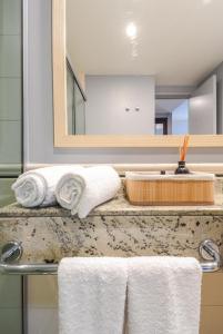 un bagno con lavandino e asciugamani su un bancone di Luxy room Brooklin-WTC a San Paolo