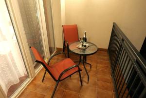 a small table and chairs in a small room at Vi-Li Panzió in Maklár