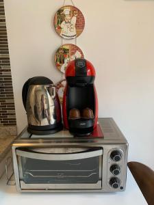 聖保羅的住宿－Charm Duplex - Nyc Berrini - Próximo WTC，烤面包机和微波炉上方的咖啡壶