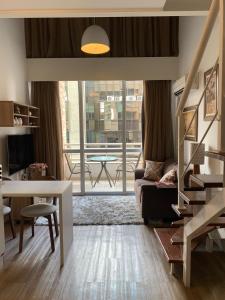 聖保羅的住宿－Charm Duplex - Nyc Berrini - Próximo WTC，客厅配有沙发和桌子
