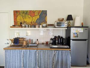 cocina con fregadero y nevera en Eco-Farm Self-Contained Studio en Pahoa