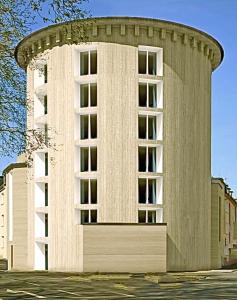 un edificio alto blanco con una parte superior redonda en Bunker-Studio Zentral Business Messe en Essen
