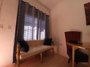 sala de estar con sofá y ventana en Apart Eco Estudio Joocah, en Trujillo