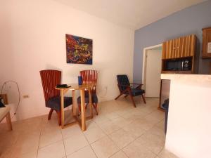 eine Küche mit einem Tisch und Stühlen im Zimmer in der Unterkunft Apart Eco Estudio Joocah in Trujillo
