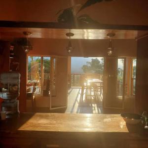 eine Küche mit Blick auf eine Terrasse mit einem Tisch in der Unterkunft La Hacienda Belize Guest House in Benque Viejo del Carmen