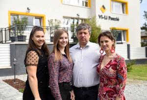 a man and three women standing in front of a building at Vi-Li Panzió in Maklár