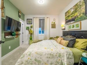 - une chambre avec un lit et un mur vert dans l'établissement Welcome to Happy Place where Cozy Comfort Meets Exquisite Luxury, à Edmonton