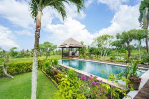 a pool at the resort with a gazebo at Villa Labak Sari Tabanan in Antasari