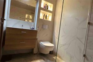 La salle de bains est pourvue de toilettes et d'une douche en verre. dans l'établissement Apartment in Agadir (avenue des far ), à Agadir