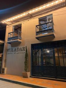 un edificio con 2 balcones en un lateral en Muladar Luxury en Filandia