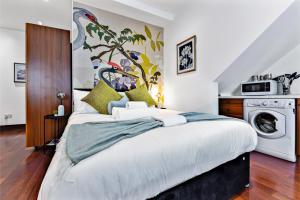 - une chambre avec un lit et un lave-linge dans l'établissement Character and Style Studio - Sleeps 3, à Hanwell