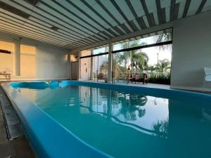 basen z niebieską wodą w domu w obiekcie Pousada Familiar w mieście São Gabriel