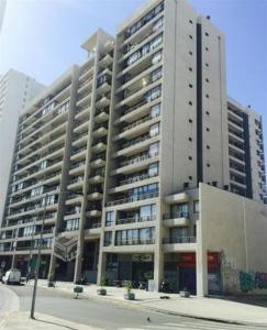 um grande edifício de apartamentos numa rua da cidade em Pleno Centro de Vina, Todo Cerca em Viña del Mar