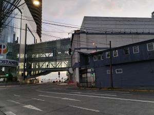 uma rua vazia com um semáforo e um edifício em Hostal Copiapó Puerto Montt em Puerto Montt