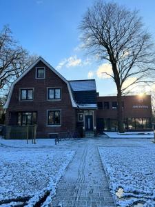 a house with snow on the ground in front of it at Modernes Apartment, voll eingerichtet inkl Parkplatz WLAN in Bremen