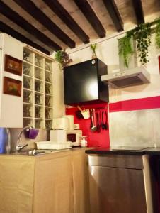 een keuken met een wastafel en een magnetron bij Dúplex en Cádiz in Cádiz