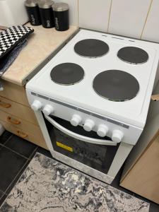 um forno de fogão branco sentado numa cozinha em Manny’s em Madeley