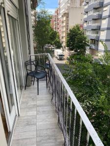 - Balcón con silla y vistas a la calle en Depto 2 ambientes Zona Aldrey en Mar del Plata