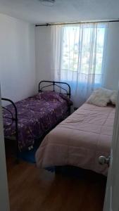 比尼亞德爾馬的住宿－Viña del Mar desde lo alto，一间卧室设有两张床和窗户。