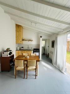 Una cocina o kitchenette en Monoambiente en barrio La Perla con jardín a pocas cuadras de la playa
