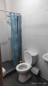 a bathroom with a toilet and a sink at La casa de Joan in Máncora