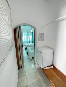 Una nevera blanca en una habitación con 1 dormitorio en Hotel Plama Cana, en Sosúa