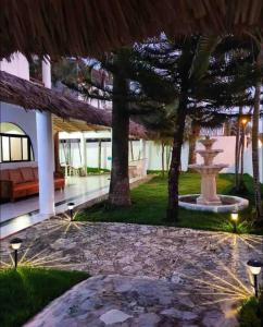 Hotel Plama Cana في سوسْوا: وجود نافورة في ساحة الفيلا