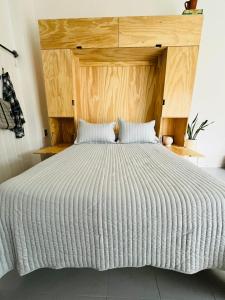 Una cama o camas en una habitación de Monoambiente en barrio La Perla con jardín a pocas cuadras de la playa