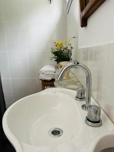 Un baño de Monoambiente en barrio La Perla con jardín a pocas cuadras de la playa
