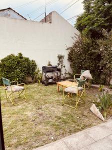 Un jardín fuera de Monoambiente en barrio La Perla con jardín a pocas cuadras de la playa 3 fotos más