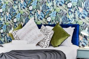Ένα ή περισσότερα κρεβάτια σε δωμάτιο στο Enchanted Oasis: A Cozy Flat w/ Botanical Charm