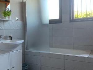 Ένα μπάνιο στο Gîte Montagne avec Cheminée - 4 chambres, Animaux acceptés - FR-1-582-243 +18 φωτογραφίες