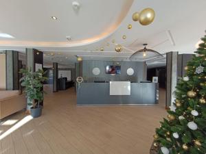 a christmas tree in the middle of a lobby at GREEN Studio climatisé, vue sur golf proche Montpellier in Montpellier