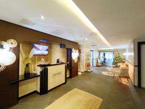 un hall d'un hôtel avec un arbre de Noël dans l'établissement Studio haut de gamme sur golf proche Montpellier, à Montpellier