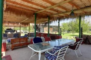 um pavilhão com uma mesa e cadeiras num pátio em Cabaña em Pirque
