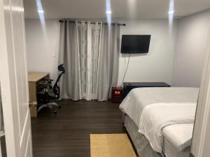 Postel nebo postele na pokoji v ubytování Njoukwe Empire Suite