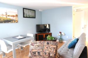 a living room with a couch and a table at Logis des prodiges in Rouyn