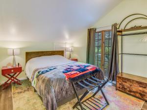 Postel nebo postele na pokoji v ubytování Cozy Oasis in SE Austin + 14 fotografií