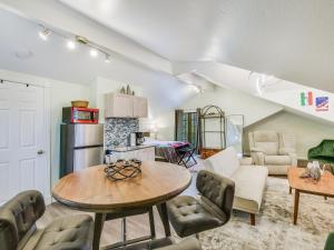 Kuchyň nebo kuchyňský kout v ubytování Cozy Oasis in SE Austin