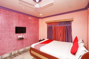 Un pat sau paturi într-o cameră la OYO Flagship Rainbow Guest House
