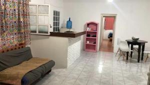 een slaapkamer met een bed en een tafel in een kamer bij Sueño de bugambilia in Oaxaca City +2 foto's